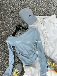 熊小姐家2025早春新款蕾丝边设计斜肩T恤