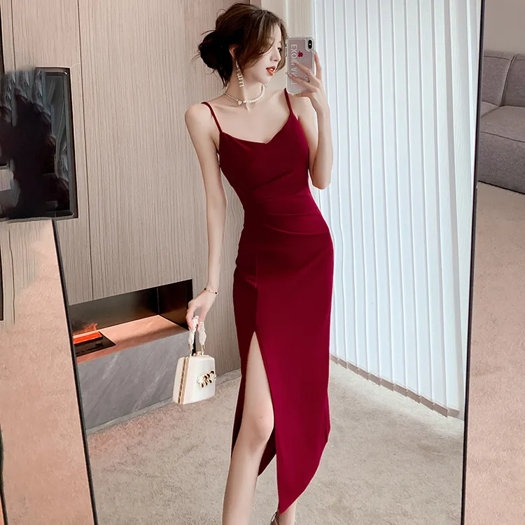 高级感酒红色吊带连衣裙女夏季2025新款紧身开叉性感后妈包臀裙子