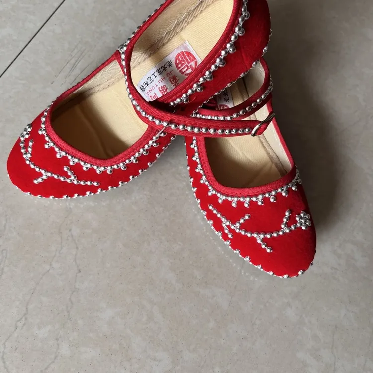 哈尼族银泡布鞋子尖头红色浅口平跟民族风