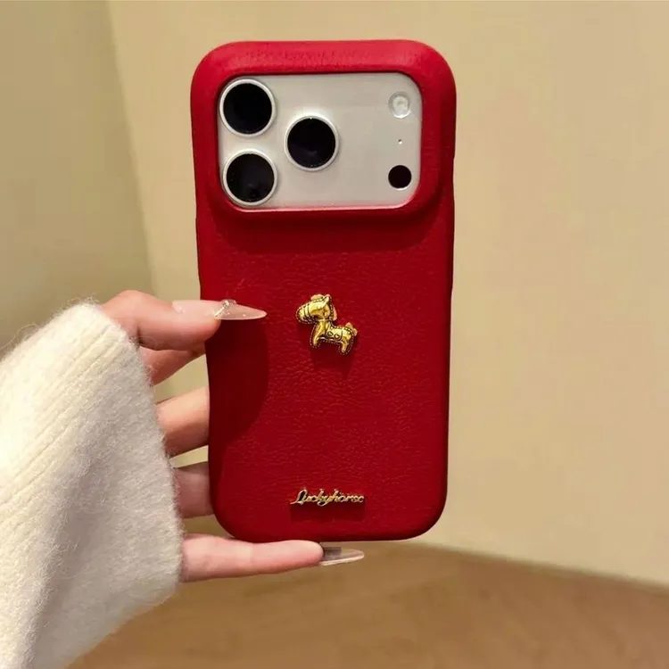 闪度侠金色小马字母适用iPhone17pro大孔荔枝纹中国红手机壳16/15