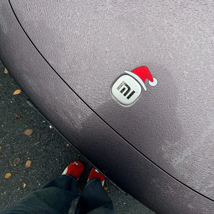 汽车3D个性创意车贴圣诞节日圣诞帽小红帽摩托车身特斯拉车标装饰