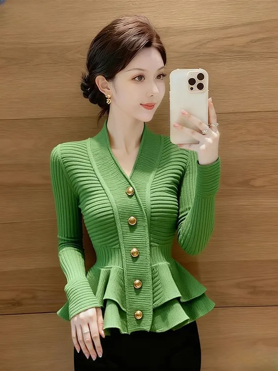 秋季好看的设计感上衣韩系小众不撞款洋气减龄多巴胺绿色针织衫女