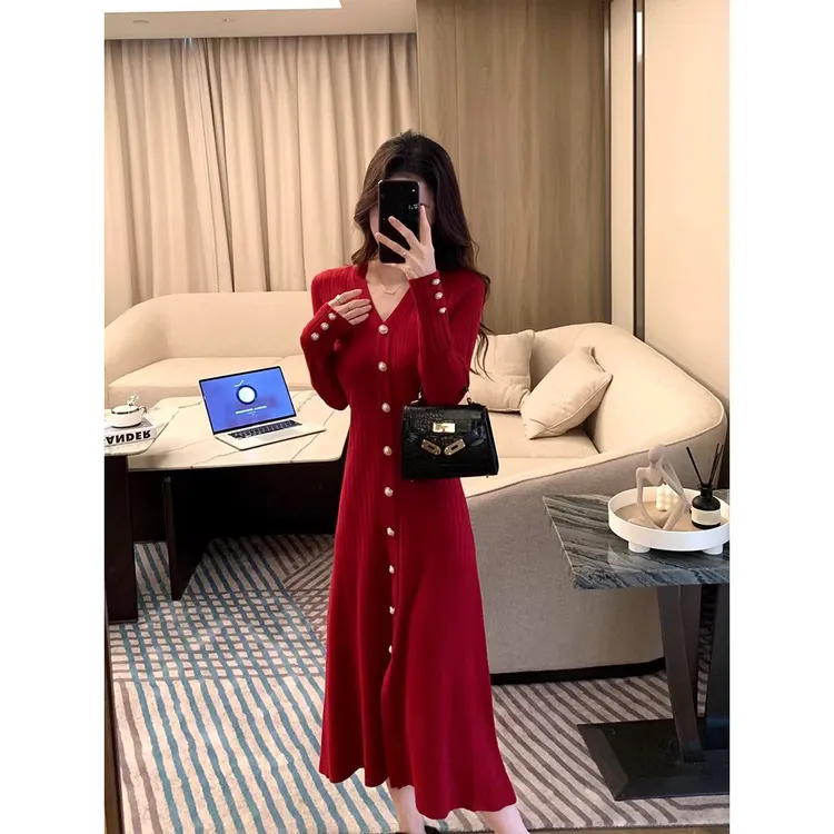 红色V领针织连衣裙女秋冬打底新款收腰气质单排扣毛衣裙子