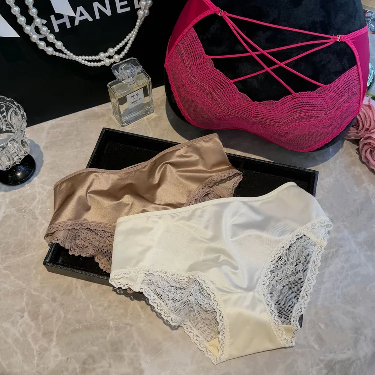 心神荡漾~ 千金缎面蕾丝内裤女纯欲风三角裤