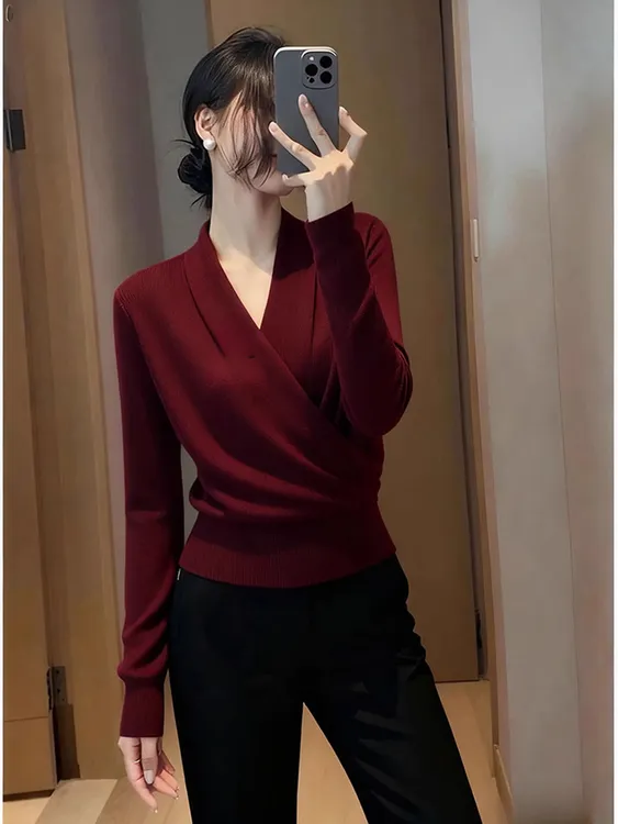 洋气轻熟风收腰显瘦针织衫女2025秋冬新款v领高级感气质打底毛衣