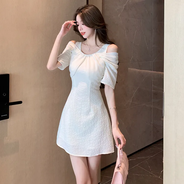 法式小香风修身连衣裙白色夏季女质感高级感气质高端精致露肩裙子