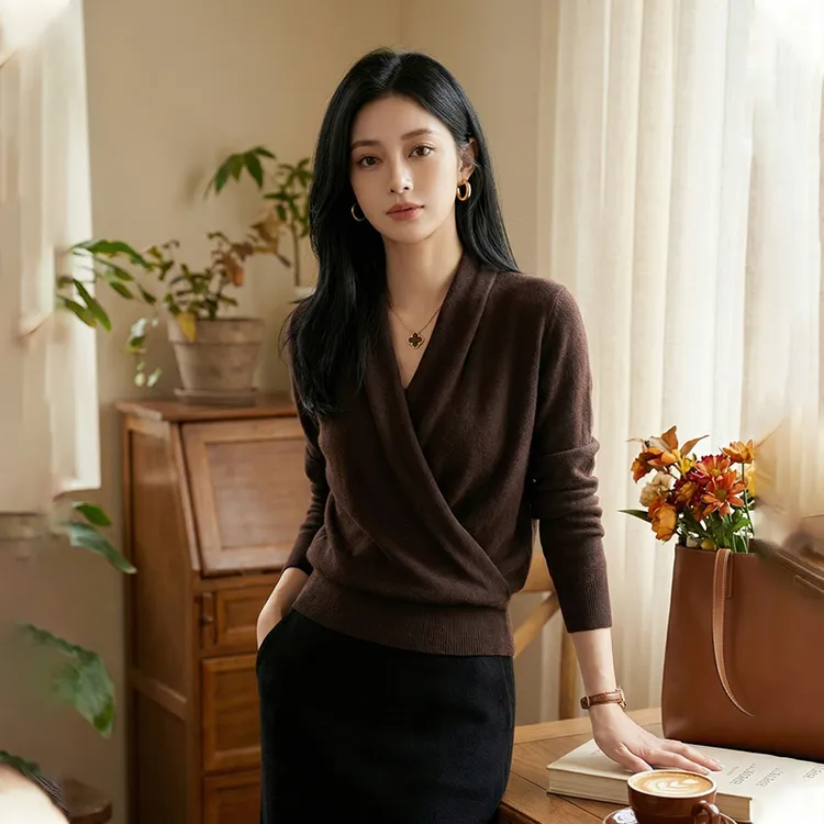咖色交叉V领针织衫2025冬季新款高级感轻奢显瘦轻熟风长袖上衣