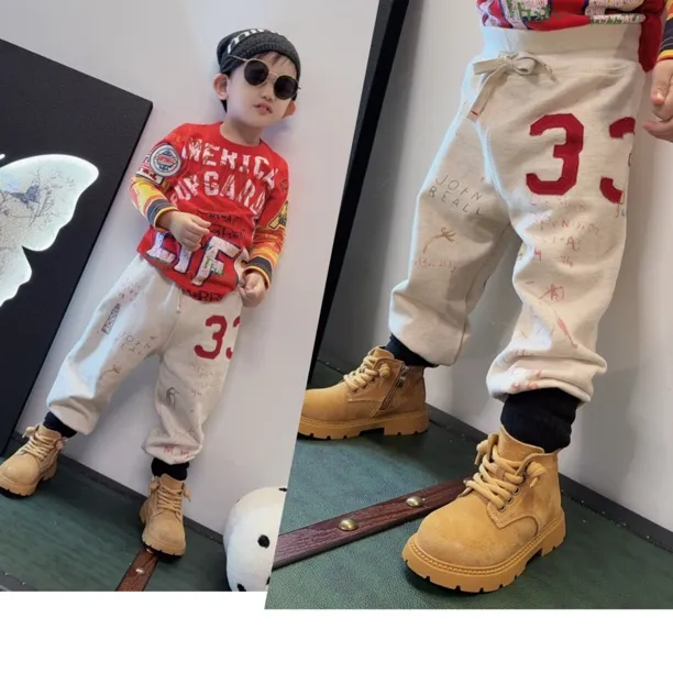 濮六六童装 男女童日系DD涂鸦徽章贴布拼色袖红色T恤 33米色卫裤