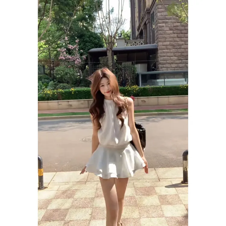 2025夏季新款温柔风气质辣妹无袖挂脖连衣裙收腰百搭休闲蓬蓬短裙
