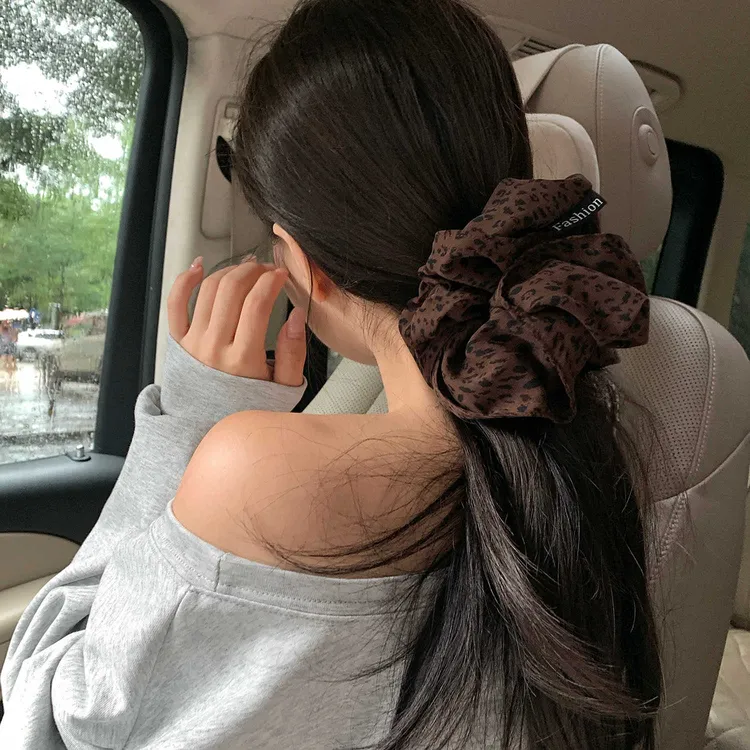 慵懒调性。大号豹纹裙摆发圈大肠圈时髦洋气低马尾发绳高级感发饰