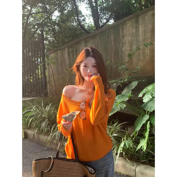 慵懒风宽松早秋微透露肩针织衫女秋季新款薄款显瘦一字肩罩衫上衣