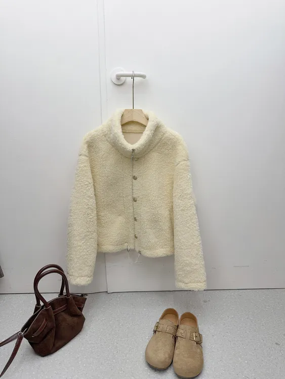 【香香严选】2025秋季琥珀流光奶白毛绒外套DM445