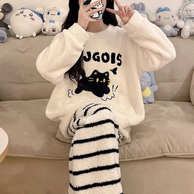 冬季卡通猫咪圆领珊瑚绒睡衣女新款长袖加绒保暖甜美少女家居服装
