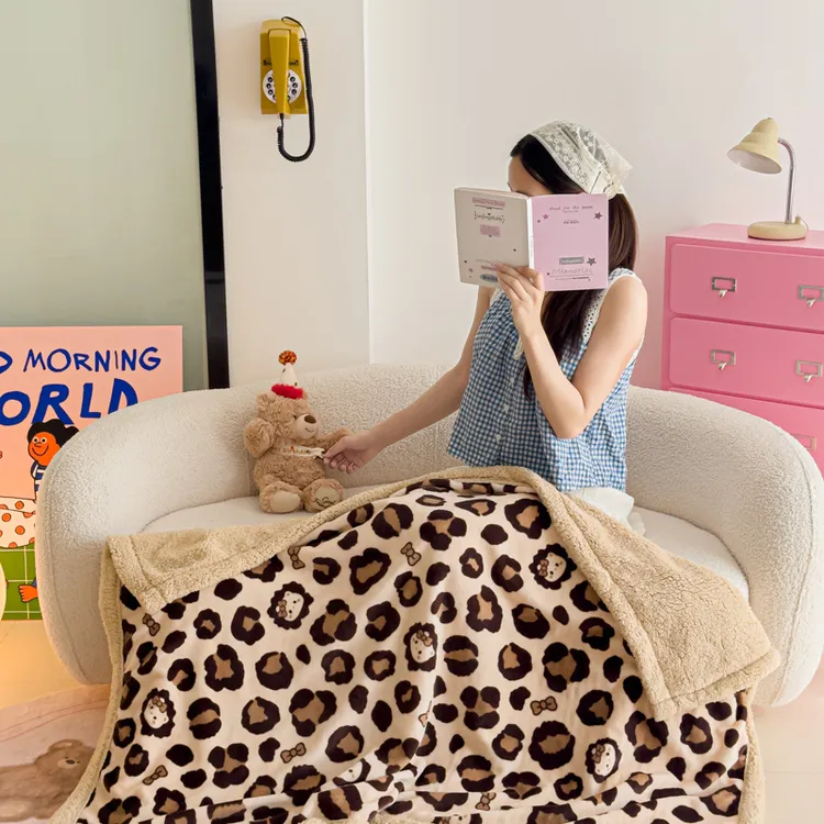 新款豹纹凯蒂A类羊羔绒牛奶绒毛毯加厚盖毯可爱双层午休毯沙发毯