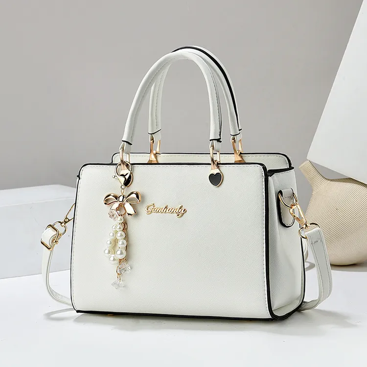 节日礼物送妈妈休闲实用优雅40岁-50中年高档包奶白女士斜挎小包