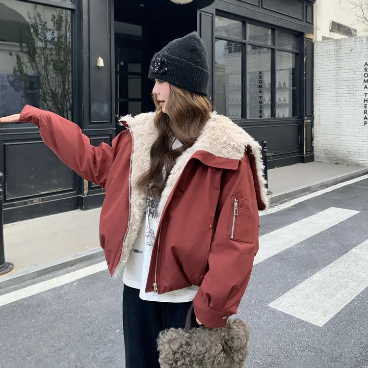 红色休闲羊羔毛大翻领连帽羽绒服女2025冬季小个子时尚白鸭绒外套