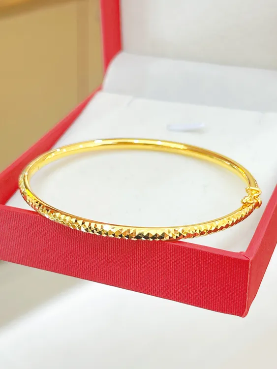 18K金窄版软猬甲手镯91285时尚百搭简约素圈镭射精美约5.5-6.5克
