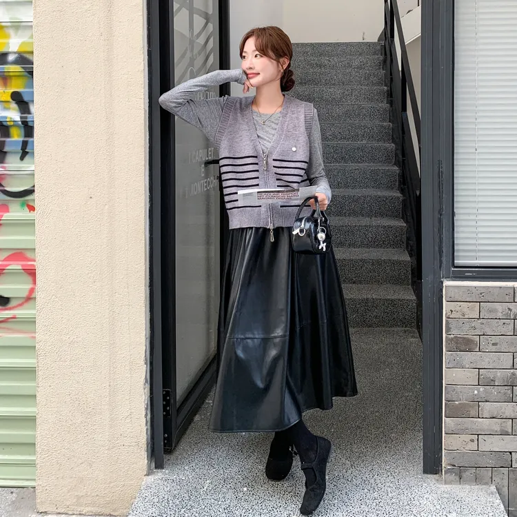 韩系穿搭针织条纹马甲套装裙女2025年秋季打底衫pu皮半身裙三件套