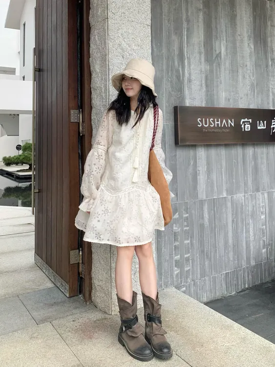 早春新款白色长袖连衣裙女2025法式设计感系带褶皱宽松遮肉短裙