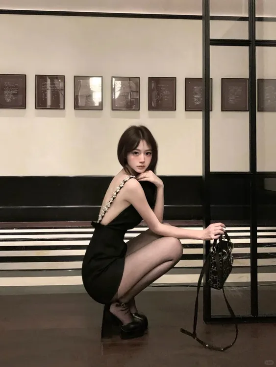 【封神小黑裙！】2026春季新款手工高定款重工钉钻露背吊带裙短裙女