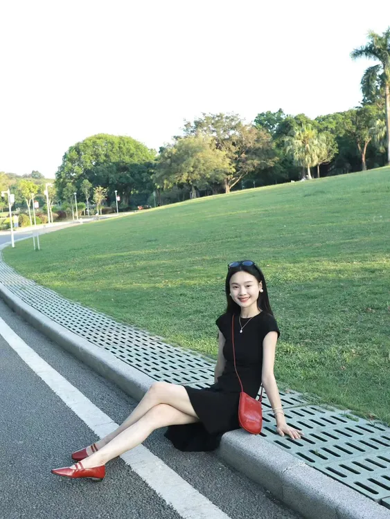 2025夏季新款不对称褶皱圆领连衣裙收腰显瘦短袖气质小黑裙