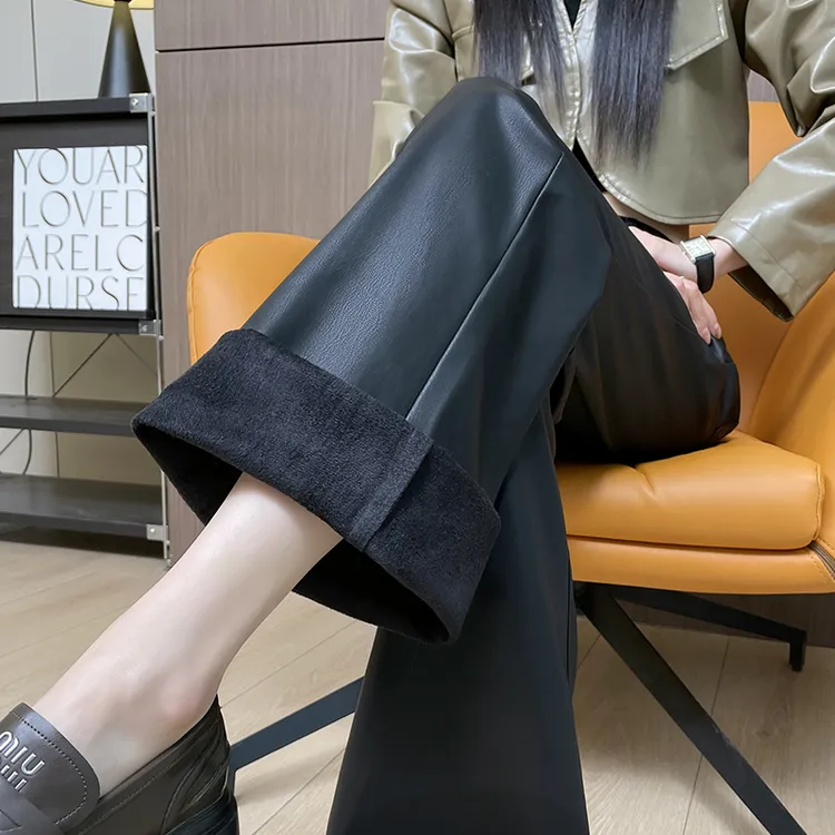 黑色PU皮微喇裤女秋冬加绒新款高腰宽松垂感小个子修身马蹄喇叭裤