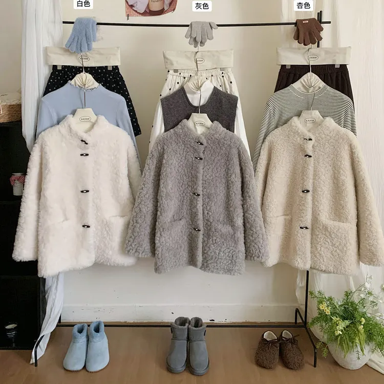 复古立领羊角扣外套女冬季高级感宽松显瘦保暖皮毛一体上衣