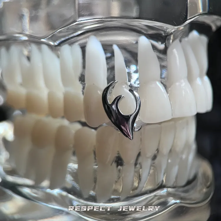 铜吊坠 通用版牙套单颗右侧虎牙鹿角元素光面嘻哈牙饰