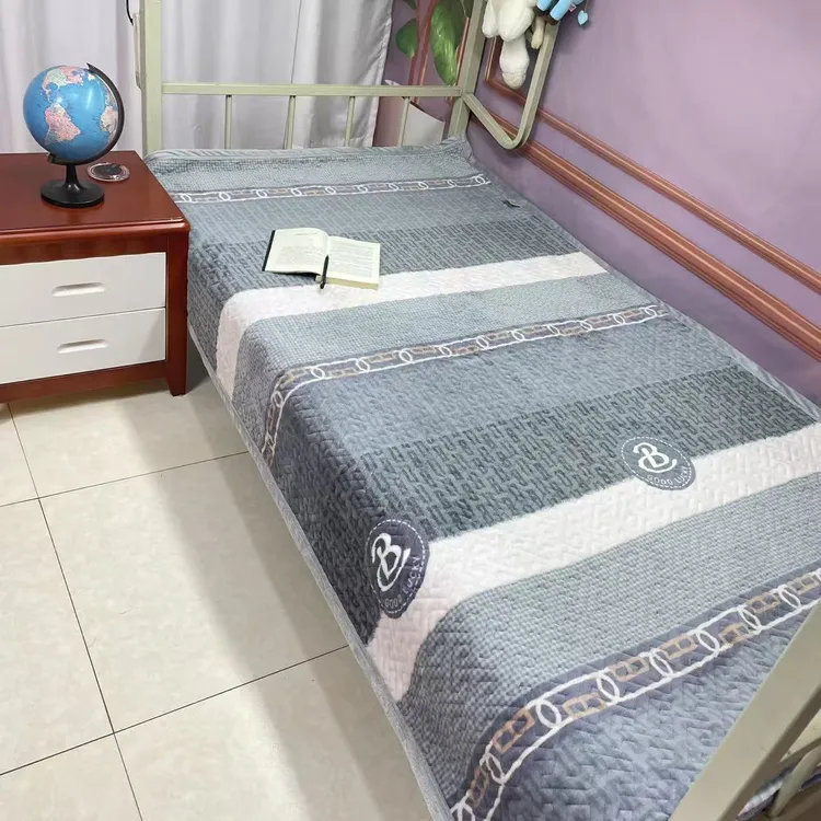 冬季单人学生宿舍床盖，三层夹棉加厚，贴身睡舒适柔软防滑不跑床。