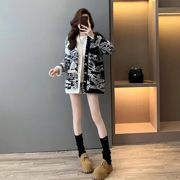 高级感国风水墨画V领毛衣外套女2025秋装大码胖mm中长款针织开衫