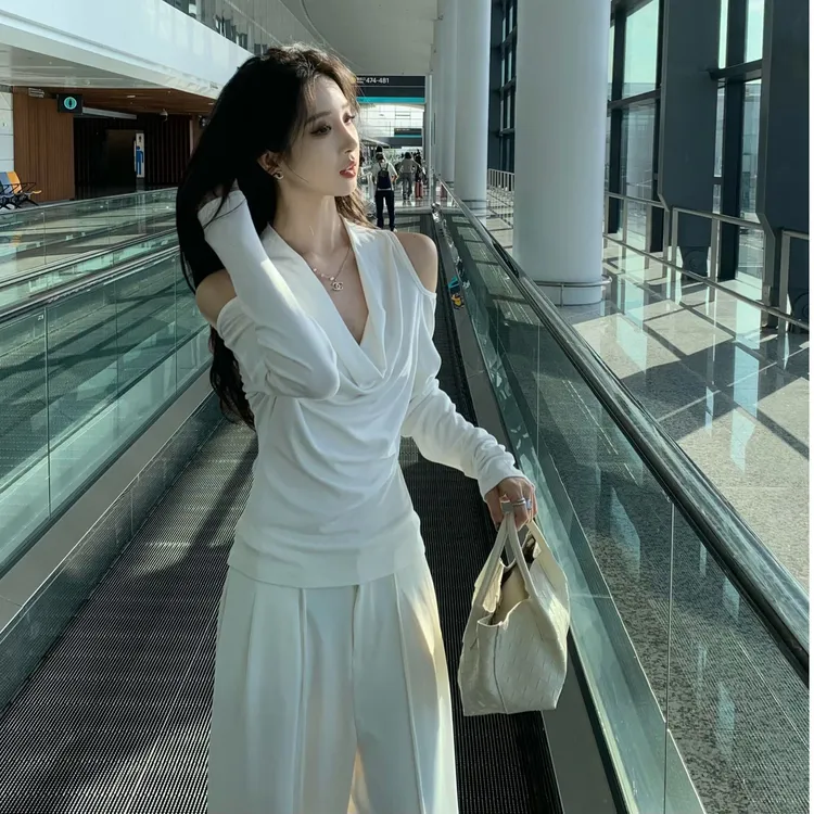宽松型法式女装辣妹设计感挂脖露肩上衣高腰百搭阔腿裤子时尚套装