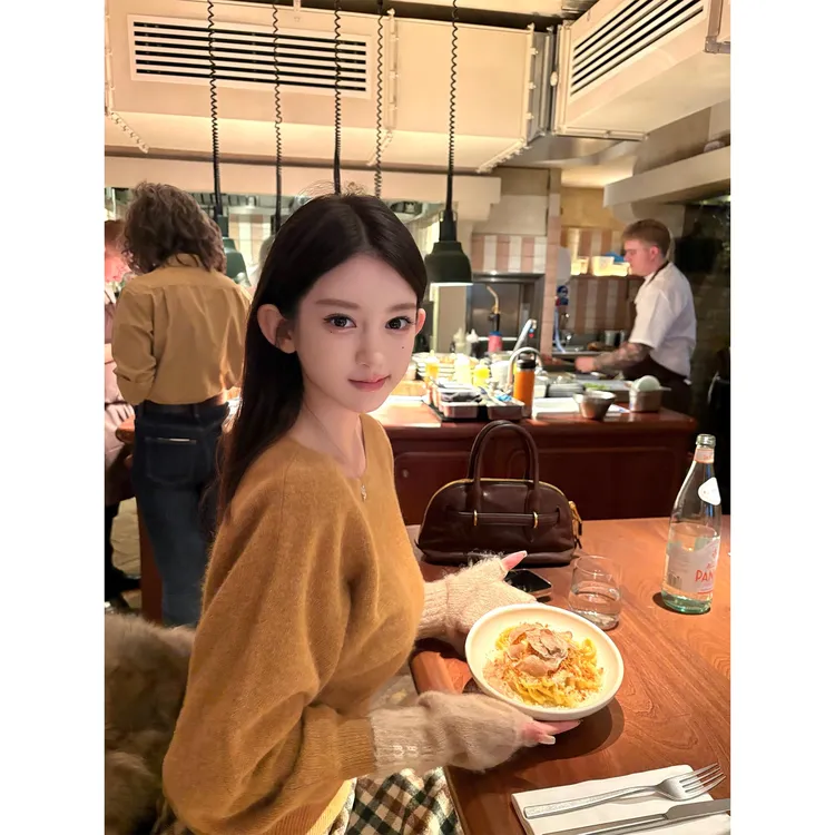 轻奢超火的「浣熊绒云朵毛衣」慵懒松弛氛围感实穿船领收腰绒感毛衣