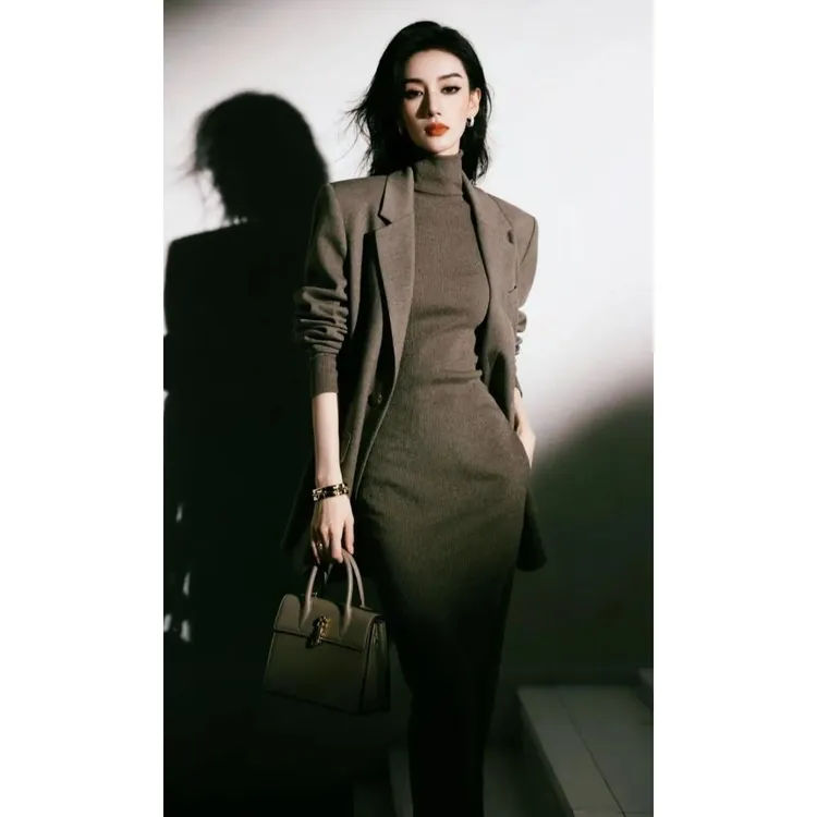 2025秋季女装简单大方高级感巨好看灰咖色西装外套针织连衣裙套装
