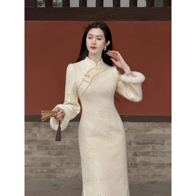 凌茜恣禾【雪莲花】新中式丝绒毛边雪尼尔加厚连衣裙秋冬改良旗袍裙