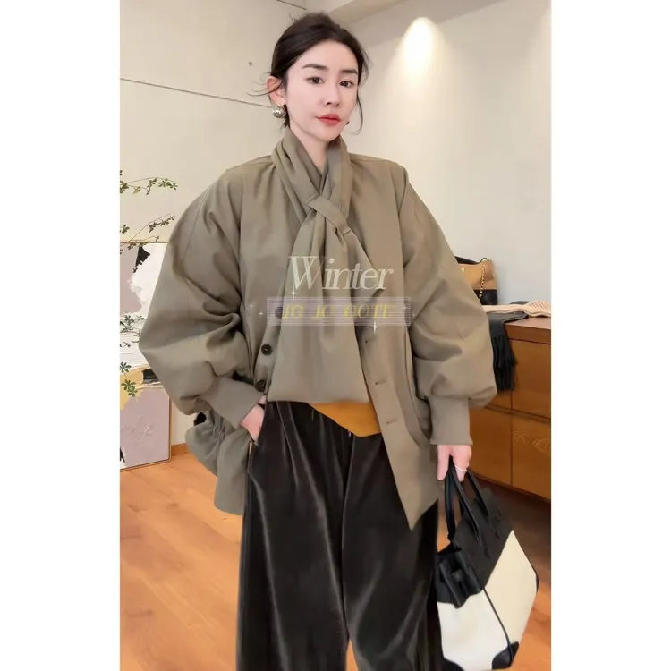 玖了个玖 2025冬款 极简自带围巾蝙蝠袖下摆开叉羽绒服 2511C7574