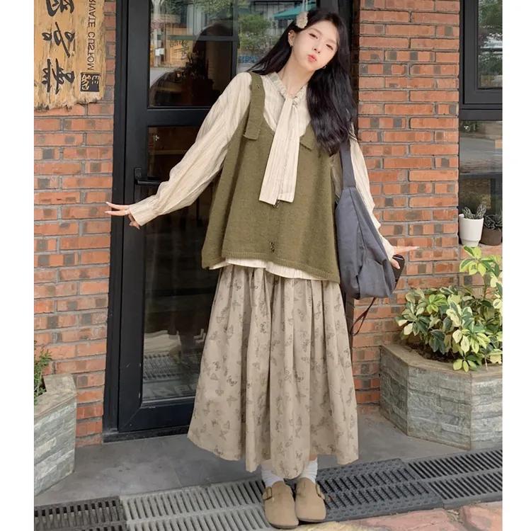大码女装2025韩版系带条纹衬衫+叠穿针织马甲+蝴蝶印花半身裙套装
