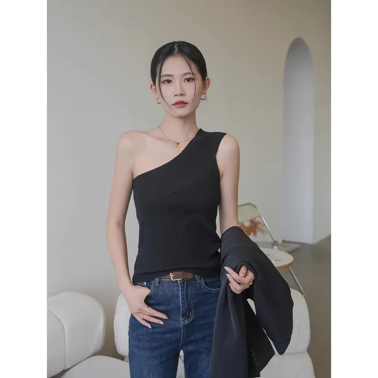 黑色斜肩挂脖针织吊带背心2025新款女内搭早秋季无袖打底辣妹上衣
