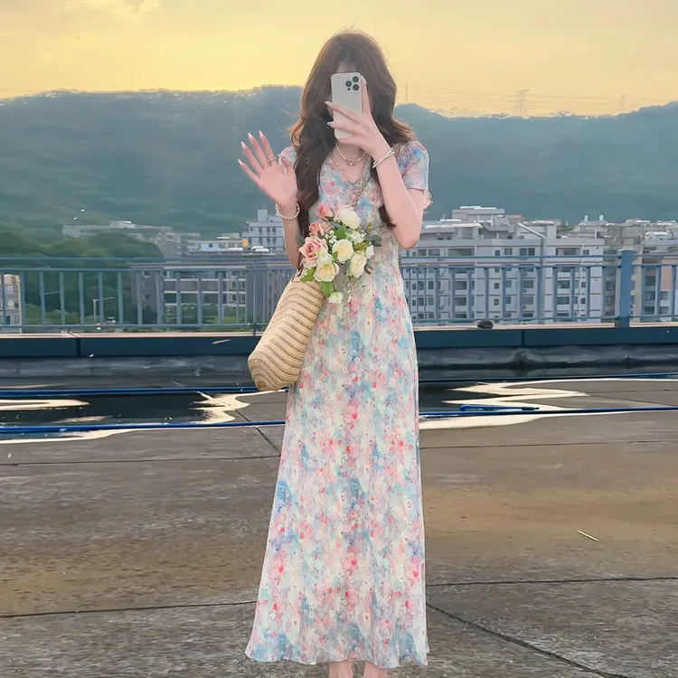 法式v领碎花连衣裙子女夏季2025新款海边度假巨好看绝美掐腰长裙