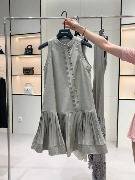 新中式国风盘扣立领连衣裙女2025夏季新款设计感立体压褶显瘦短裙