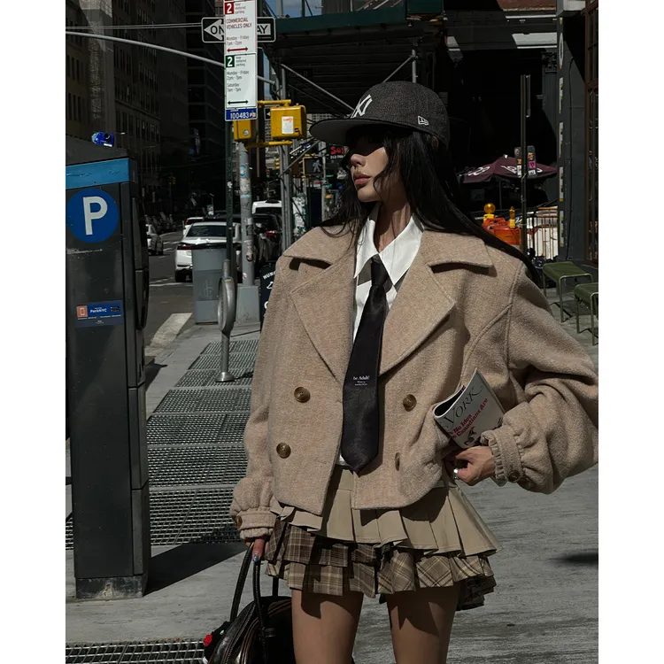 韩好甜WARDEN EDGE摩卡慕斯 卡其色短外套女秋季西装领双排扣上衣