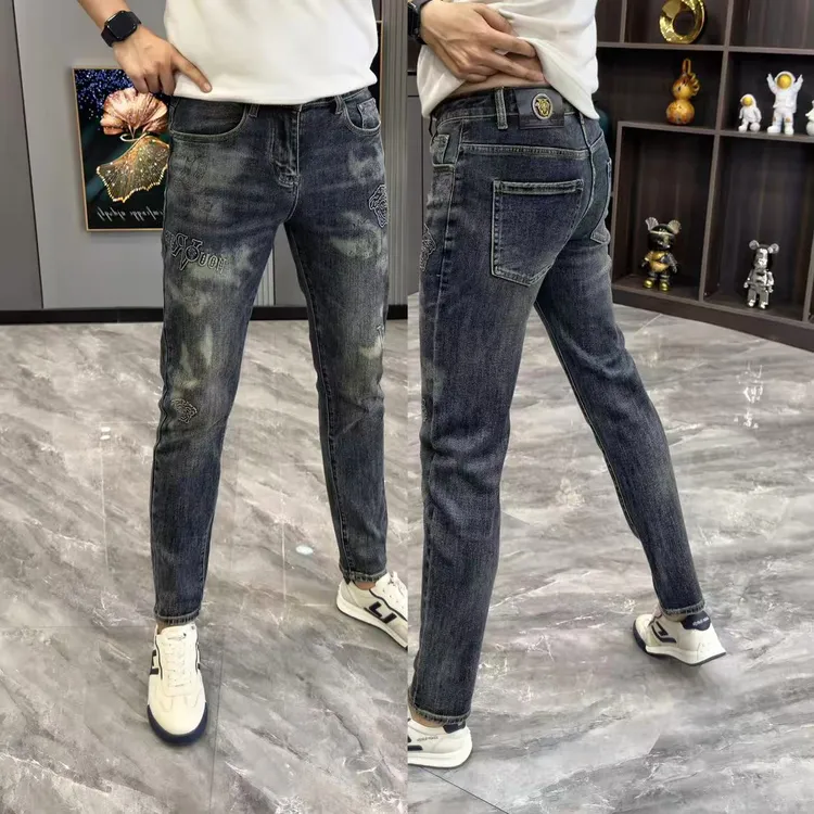 男士牛仔裤秋季百搭时尚个性压花长裤男舒适弹力修身显瘦小脚裤男