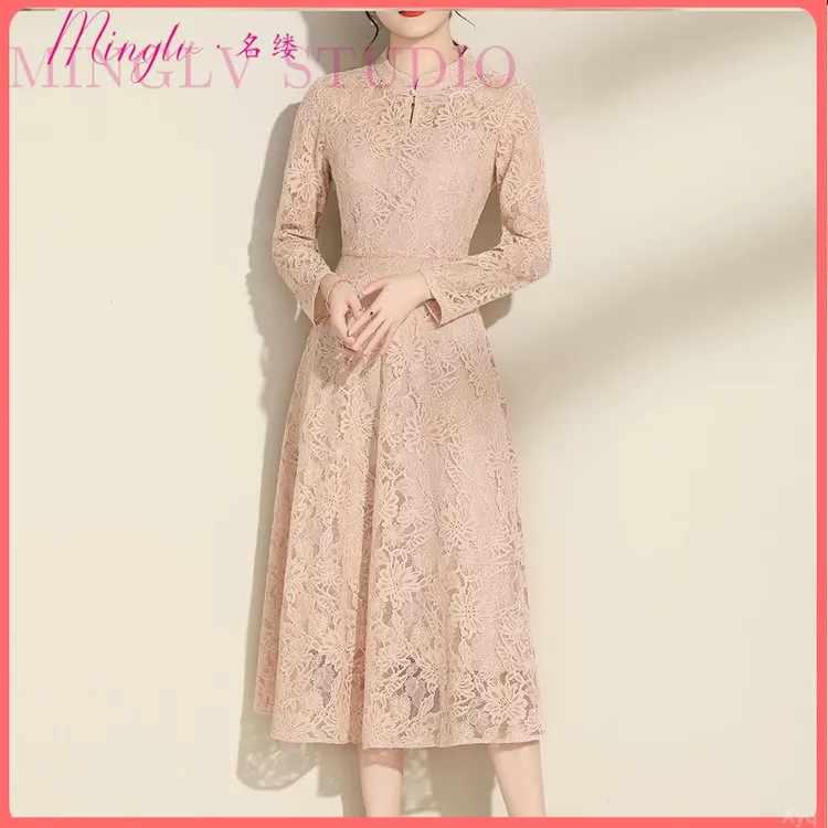 高端轻奢蕾丝连衣裙女初秋款2025新品镂空女装时尚中长款纯色裙子