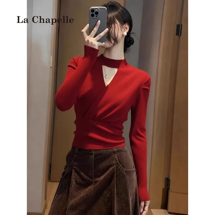 拉夏贝尔超好看红色交叉镂空长袖针织衫女秋冬设计感收腰打底上衣