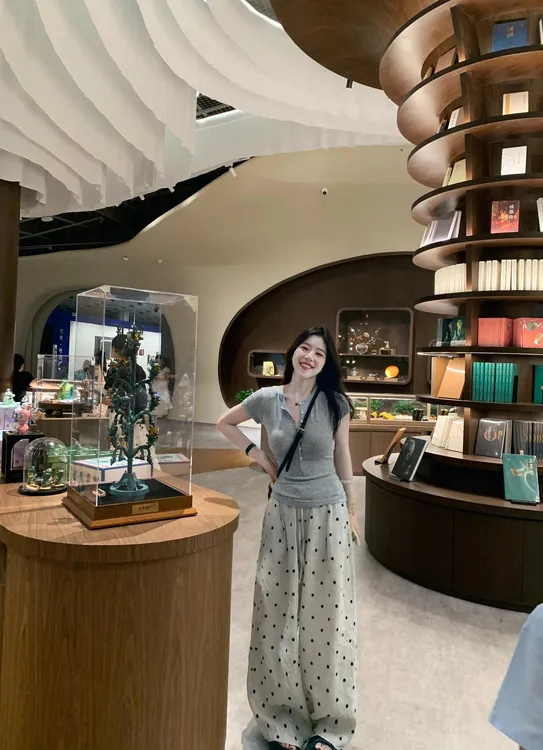 2025夏季新款韩系松弛感收腰显瘦灰色上衣百搭波点阔腿裤两件套装