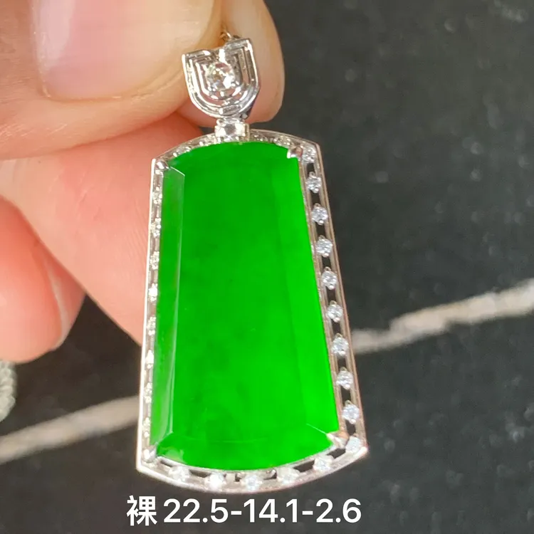 帝王绿无事牌天然翡翠吊坠 镶嵌精致 翡翠保真基地