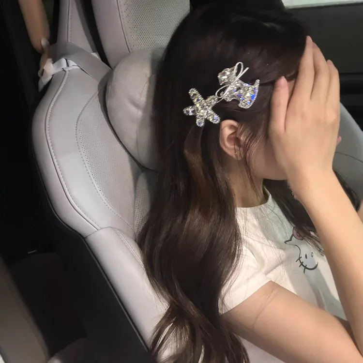 戴它不需要闪光灯真的很有女团感！爆闪水钻小狗鸭嘴夹侧边碎发卡