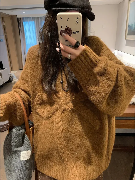 蝴蝶结加厚毛衣女秋冬宽松软糯糯针织休闲上衣抗起球钩花打底衫