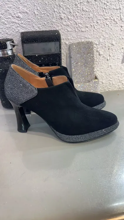 时尚带钻休闲女士黑色粗跟尖头气质百搭真皮高跟女鞋