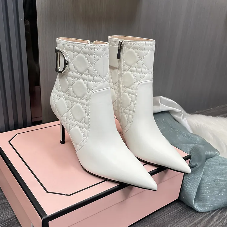 小香风白色尖头细跟高跟短靴女款2024秋冬季新款法式超火时装靴子