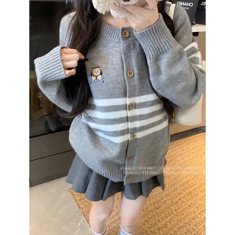 韩系学院风条纹长袖毛衣开衫2025春季新款小熊刺绣宽松针织上衣